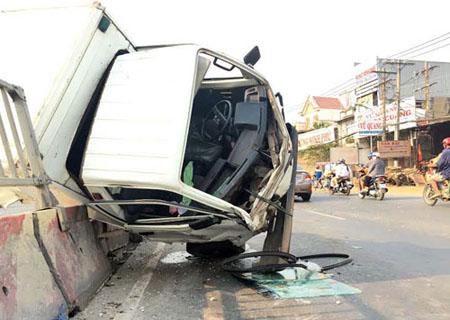 Chiếc xe tải chở gia đình 4 người đổ nhào lên dải phân cách.